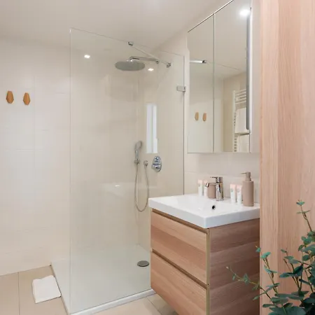 Stylish 2bdr With Free Parking & Terrace By Easybnb Premium 아파트 프라하