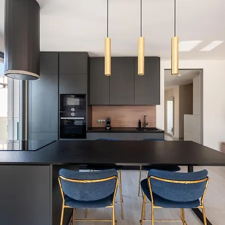 Stylish 2bdr With Free Parking & Terrace By Easybnb Premium 아파트