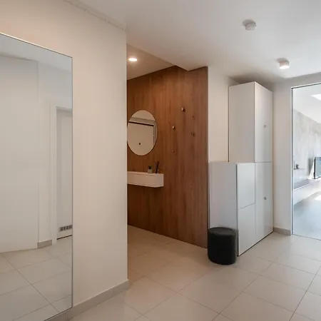 Stylish 2bdr With Free Parking & Terrace By Easybnb Premium *