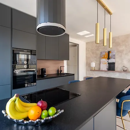 Stylish 2bdr With Free Parking & Terrace By Easybnb Premium * براغ