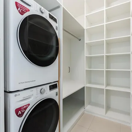 Stylish 2bdr With Free Parking & Terrace By Easybnb Premium Lägenhet
